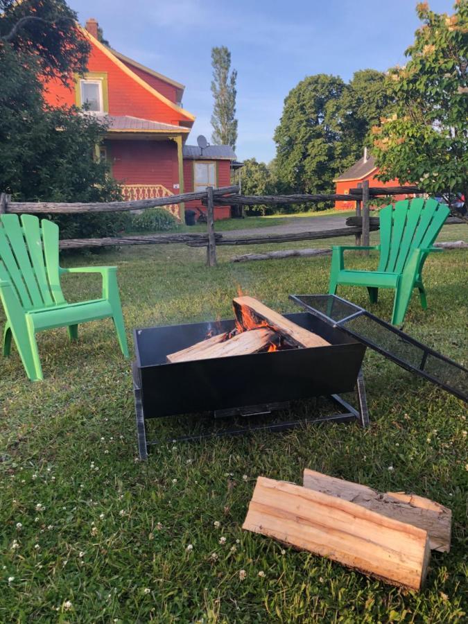 Gite De La Baie Hatee Bic Exterior photo